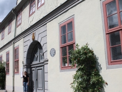 4-Wolfenbüttel-Kindergarten-2012-Yaz kış her gün sabah 6.00 dan 6.30 kadar açılsın diye aynen böyle kapısında bellediğim Kreşim.